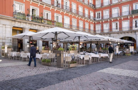 ep varias mesas de un restaurante en una terraza