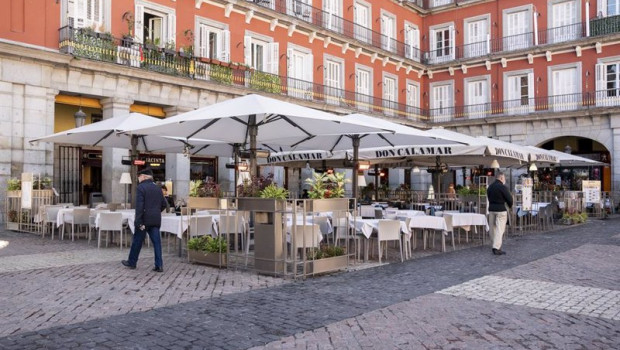 ep varias mesas de un restaurante en una terraza