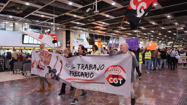ep varios trabajadores de renfe y adif durante una concentracion por la huelga estatal en la estacio ep varios trabajadores de renfe y adif durante una concentracion por la huelga estatal en la estacio