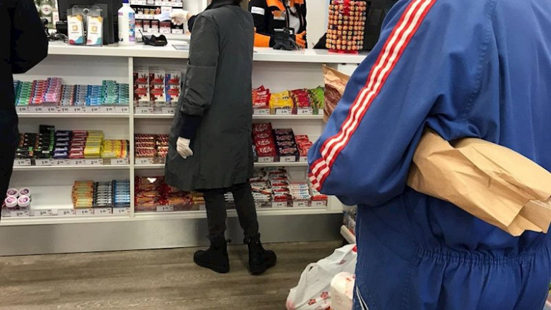 Venta en supermercado de una gasolinera en Santiago de Compostela. Uso de guantes obligatorio. Los empleados llevan mascarilla. Confinamiento por la crisis del coronavirus Covid-19 en Galicia | EUROPA PRESS ep venta en supermercado de una gasolinera en santiago de compostela uso de guantes obligatorio los