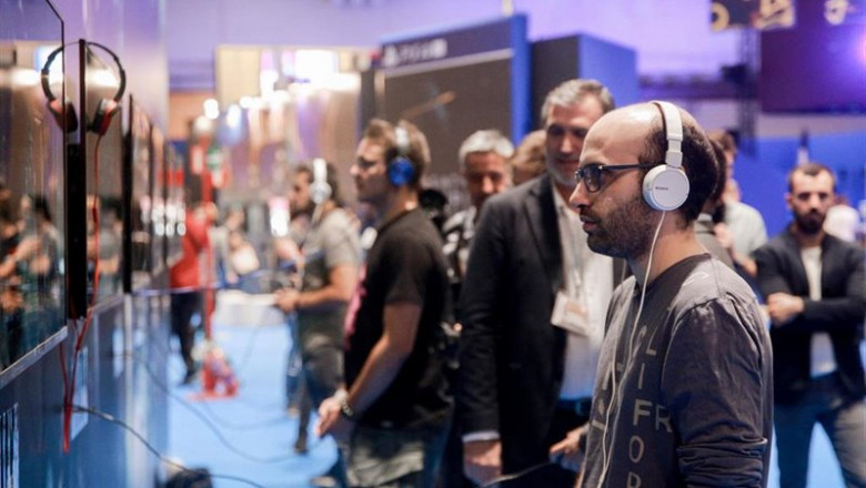Visitantes juegan en la inauguración de ` Madrid Games Week´ en la Feria de Madrid (IFEMA), en Madrid, a 3 de octubre de 2019. | Ricardo Rubio - Europa Press ep visitantes juegan en la inauguracion de madrid games week en la feria de madrid ifema en madrid a