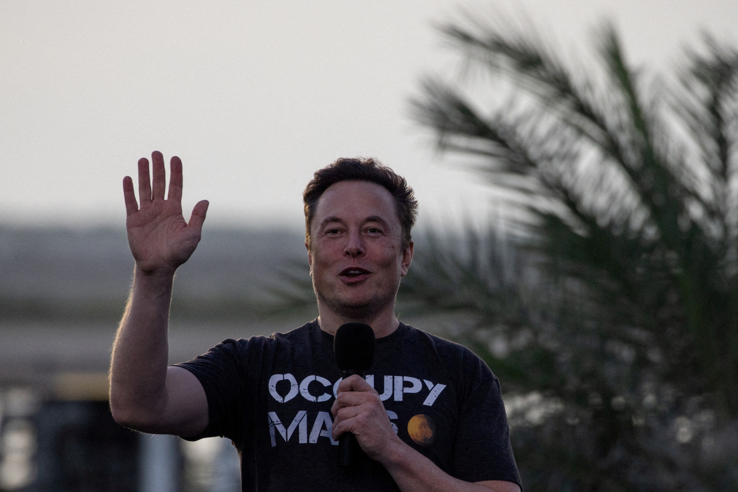 elon musk a la base de spacex a brownsville au texas 
