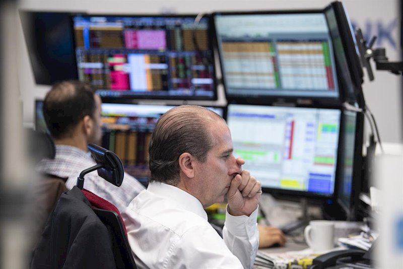 https://img5.s3wfg.com/web/img/images_uploaded/a/6/ep_12_march_2020_hessen_frankfurt_main_stock_traders_look_at_monitors_in_the_trading_room_of_the.jpg