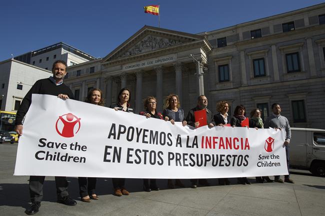 22/03/2017. Save The Children Se Reune Con Diputados Frente A La Puerta Del Cong | PABLO BLAZQUEZ / SAVE THE CHILDREN ep 22032017 save the childrenreunediputados frentela puertacong