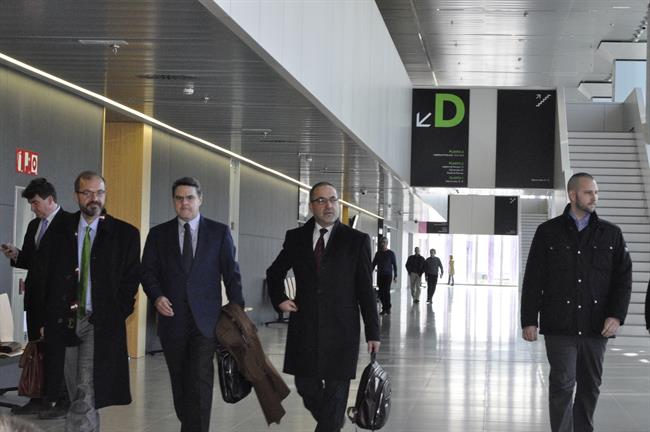 ep agapito iglesias con abrigo negroportandomaletin abandonajuzgados