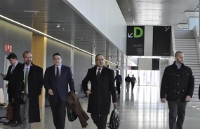 ep agapito iglesias con abrigo negroportandomaletin abandonajuzgados