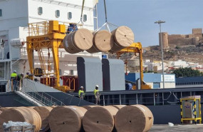 ep archivo   carga de un buque en el puerto de almeria