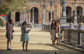 ep archivo   turistas pasean por la plaza de espana de sevilla en una foto de archivo a 25 de agosto