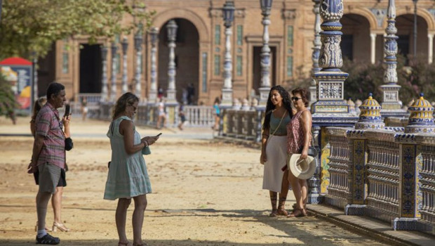 ep archivo   turistas pasean por la plaza de espana de sevilla en una foto de archivo a 25 de agosto