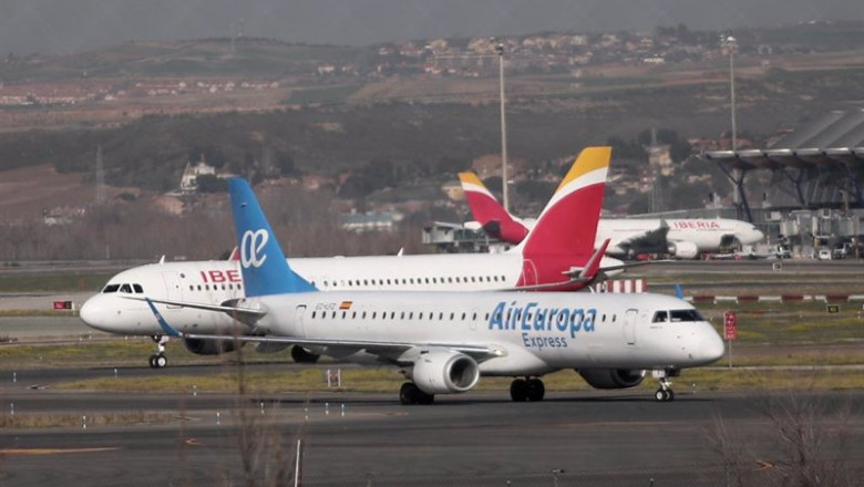 Un avión de Iberia y otro de Air Europa | Eduardo Parra - Europa Press - Archivo ep archivo un avion de iberia y otro de air europa en las pistas del aeropuerto de madrid barajas