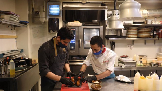 ep archivo   un camarero y un cocinero elaboran un plato en la cocina del restaurante marta carino