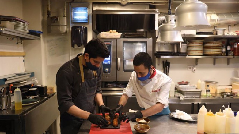 ep archivo   un camarero y un cocinero elaboran un plato en la cocina del restaurante marta carino