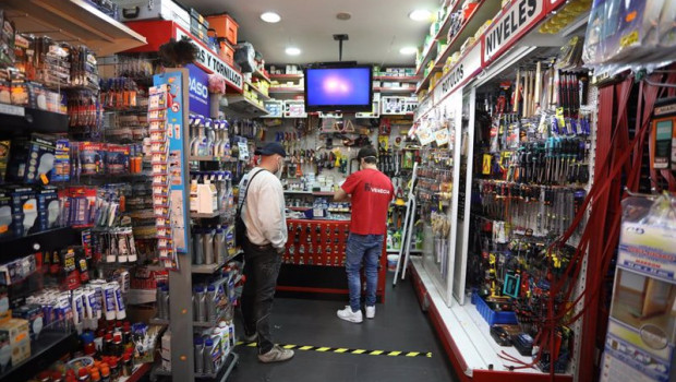 ep archivo   un dependiente atiende a un cliente en la ferreteria venecia calle bravo murillo 12