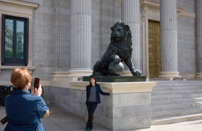 ep archivo   un turista toma fotografias frente al congreso de los diputados