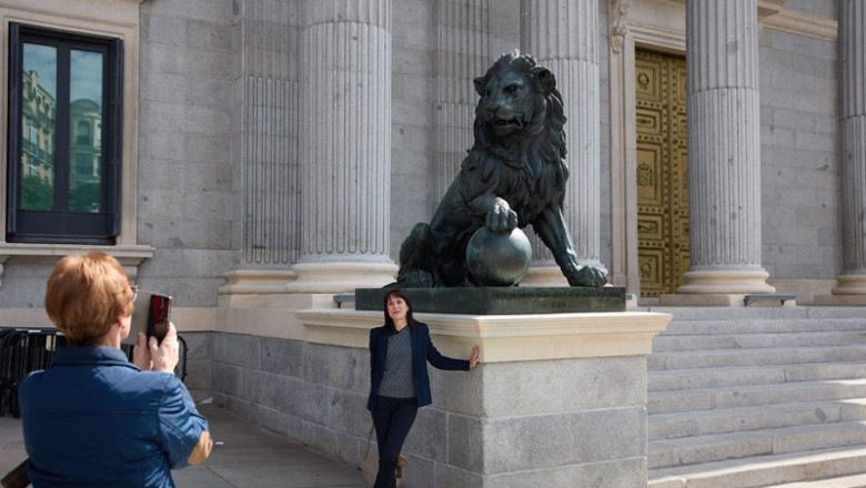 ep archivo   un turista toma fotografias frente al congreso de los diputados