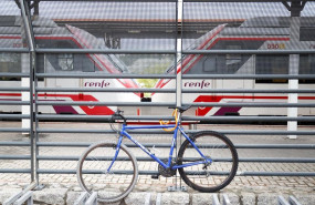 ep archivo   una bicicleta atada a una de las verjas de la estacion de cercanias de valdemoro