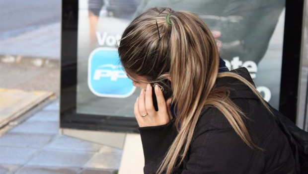 ep archivo   una joven hablando por el movil