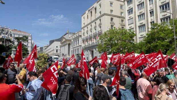 ep archivo varias personas con pancartas y banderas durante una concentracion organizada por ccoo ep archivo varias personas con pancartas y banderas durante una concentracion organizada por ccoo