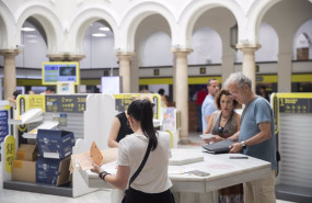ep archivo   varias personas en los mostradores de la oficina de correos de la avd de la