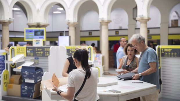 ep archivo varias personas en los mostradores de la oficina de correos de la avd de la ep archivo varias personas en los mostradores de la oficina de correos de la avd de la