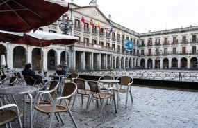 ep archivo   varios comensales en una terraza