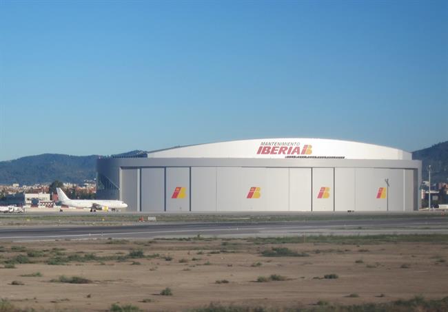 Avión de Vueling junto al hangar de mantenimiento de Iberia en El Prat | EUROPA PRESS ep avionvuelingal hangarmantenimientoiberiaprat