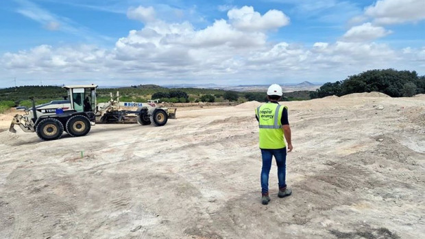 ep capital energy firma con todos los propietarios del terreno de su parque eolico de la herrada