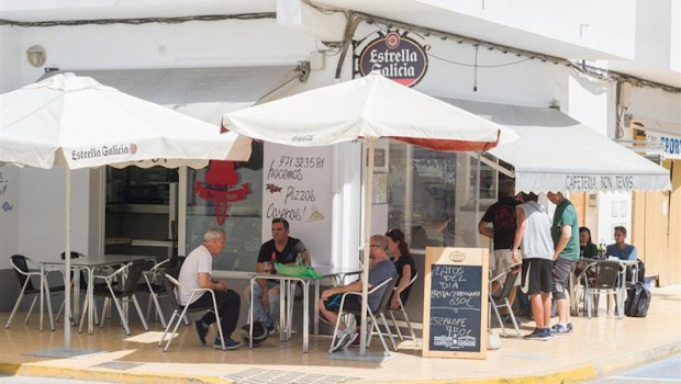 ep clientes en la terraza de la cafeteria bon temps formentera