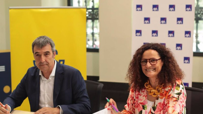 Correos y AXA firman el acuerdo de colaboración | CORREOS ep correos y axa firman el acuerdo de colaboracion