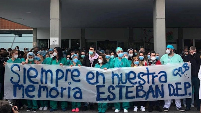 Decenas de trabajadores del Severo Ochoa Leganés rinden homenaje a Esteban, el enfermero fallecido por Covid-19 | AYUNTAMIENTO DE LEGANÉS ep decenas de trabajadores del severo ochoa leganes rinden homenaje a esteban el enfermero fallecido