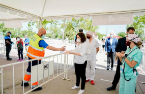 ep diaz ayuso visita las carpas de torrejon donde se estan realizando los test masivos a vecinos