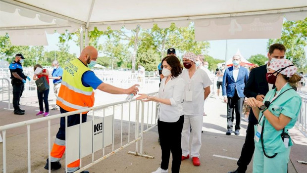 ep diaz ayuso visita las carpas de torrejon donde se estan realizando los test masivos a vecinos