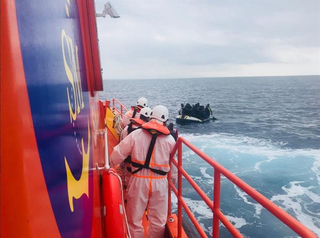Efectivos de Salvamento en el rescate de migrantes | SALVAMENTO MARÍTIMO ep efectivossalvamentorescatemigrantes