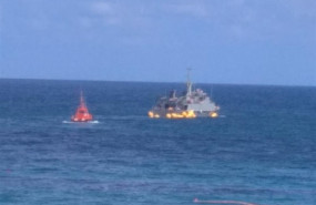 ep el cazaminas turia remolcado por una embarcacion de salvamento maritimo
