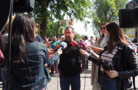 ep el lider regional de iu juan ramon crespo atiende a los medios antes de la manifestacion del 1 de ep el lider regional de iu juan ramon crespo atiende a los medios antes de la manifestacion del 1 de