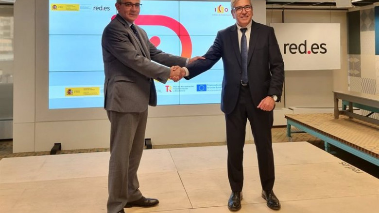 El presidente de Red.Es, Alberto Martínez Lacambra, y el presidente del ICO, José Carlos García de Quevedo, se estrechan la mano en la sede de Red.Es | ICO ep el presidente de redes alberto martinez lacambra y el presidente del ico jose carlos garcia de