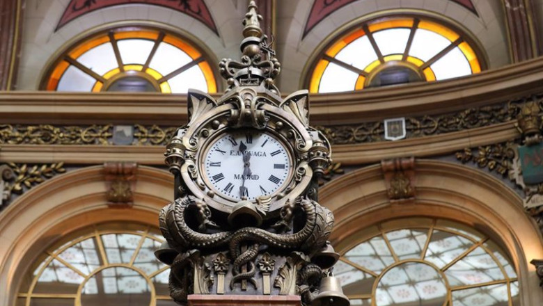 El reloj de la bolsa de 4 esferas, la que ejerce de barómetro está estropeada e indica siempre que el tiempo es variable, en el Palacio de la Bolsa de Madrid, a 26 de mayo de 2022, en Madrid (España). | Marta Fernández Jara - Europa Press ep el reloj de la bolsa de 4 esferas la que ejerce de barometro esta estropeada e indica siempre que