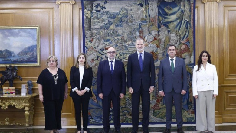 ep el rey felipe vi centro derecha y el presidente de csif miguel borra centro izquierda en madrid a