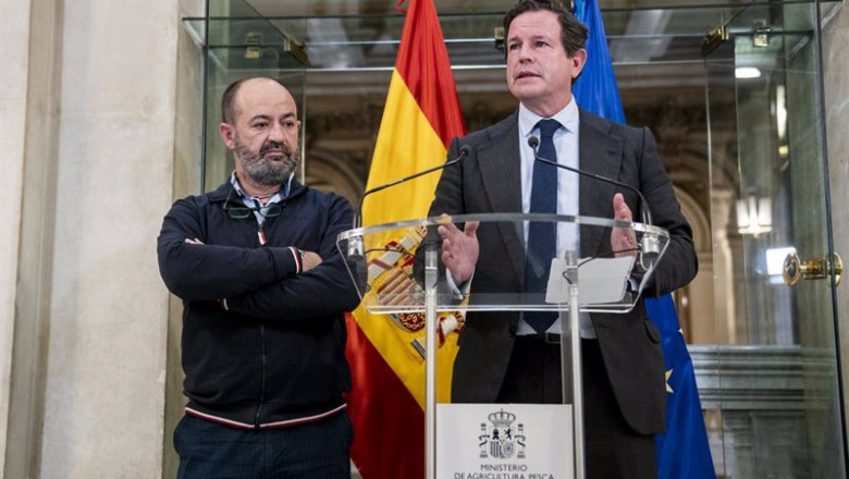 El secretario general de la Confederación Española de Pesca (Cepesca), Javier Garat, y el presidente de las Cofradías de España, Braulio Otero, comparecen en la sede del Ministerio de Agricultura tras reunirse con el sector pesquero. | A. Pérez Meca - Europa Press ep el secretario general de la confederacion espanola de pesca cepesca javier garat y el presidente