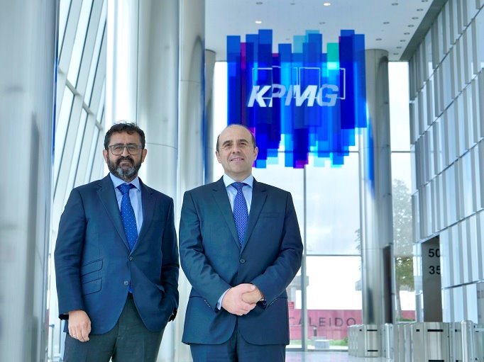 ep el socio responsable del area laboral de kpmg abogados javier hervas d posa junto al nuevo