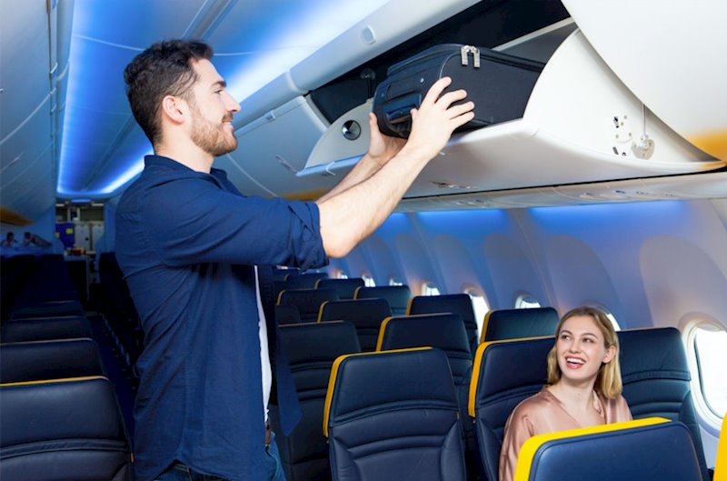 ep equipaje de mano a bordo de un avion de ryanair