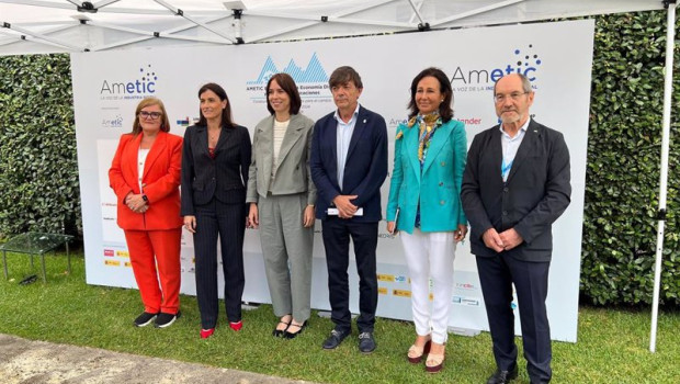 ep foto de familia de la jornada de clausura en ametic