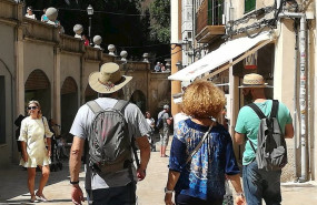 ep imagen de archivo de turistas paseando por una calle centrica de palma
