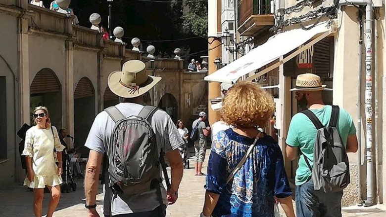 Imagen de archivo de turistas paseando por una calle céntrica de Palma. | EUROPA PRESS - Archivo ep imagen de archivo de turistas paseando por una calle centrica de palma