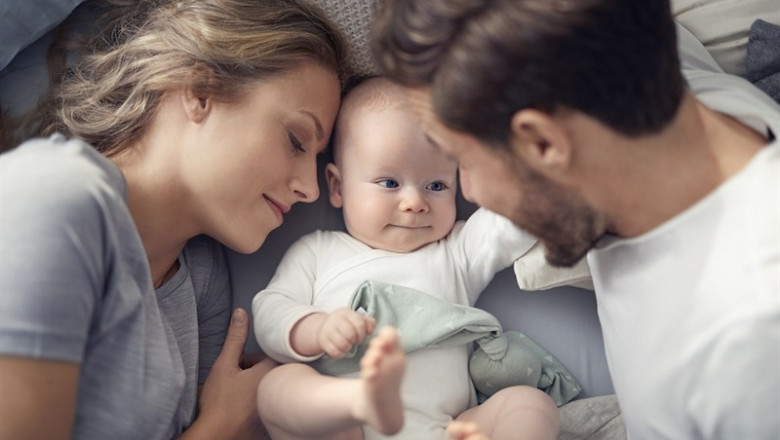 Imagen de una pareja de padres con el bebé en la cama | PHILIPS AVENT - Archivo ep imagen de una pareja de padres con el bebe en la cama