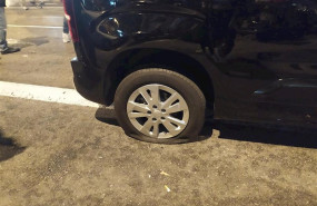ep la furgoneta con la rueda pinchada que ha intentado cruzar la protesta de tsunami democrtic en el