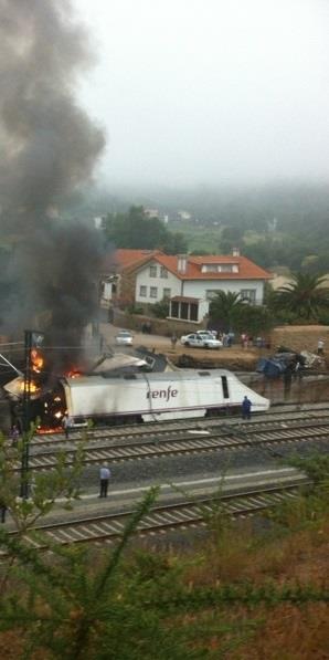 La locomotora del tren Alvia, instantes después del accidente en Angrois | EUROPA PRESS - Archivo ep la locomotoratren alvia instantes despuesaccidenteangrois