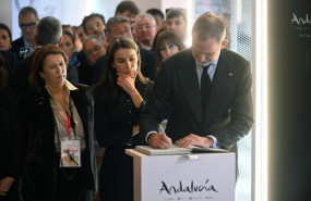 ep la reina letizia y el rey felipe firman en el libro de condolencias por el accidente de adamuz