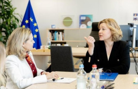 ep la vicepresidenta comunitaria henna virkkunen y la presidenta del bei nadia calvino en una