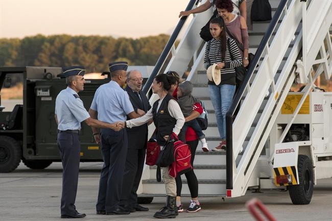 Los españoles evacuados de San Martin por el huracán Irma llegan a Madrid | TWITTER DE EXTERIORES ep los espanoles evacuadossan martinhuracan irma lleganmadrid